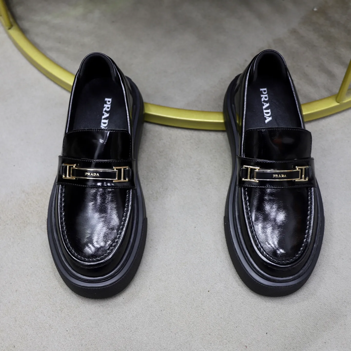 Ex-factory price: 500💰🙅‍♂️🙅‍♂️🙅‍♂️ Brand: PRADA Standard code: Men's code 38-44 (45 can be customized) Grade: Same style as the official website Original order quality Material: Original cowhide surface Comfortable lining Original outsole Style category: Men's fashionable casual leather shoes Distinguished big-name luxury elements Top luxury Color: Color of the actual picture